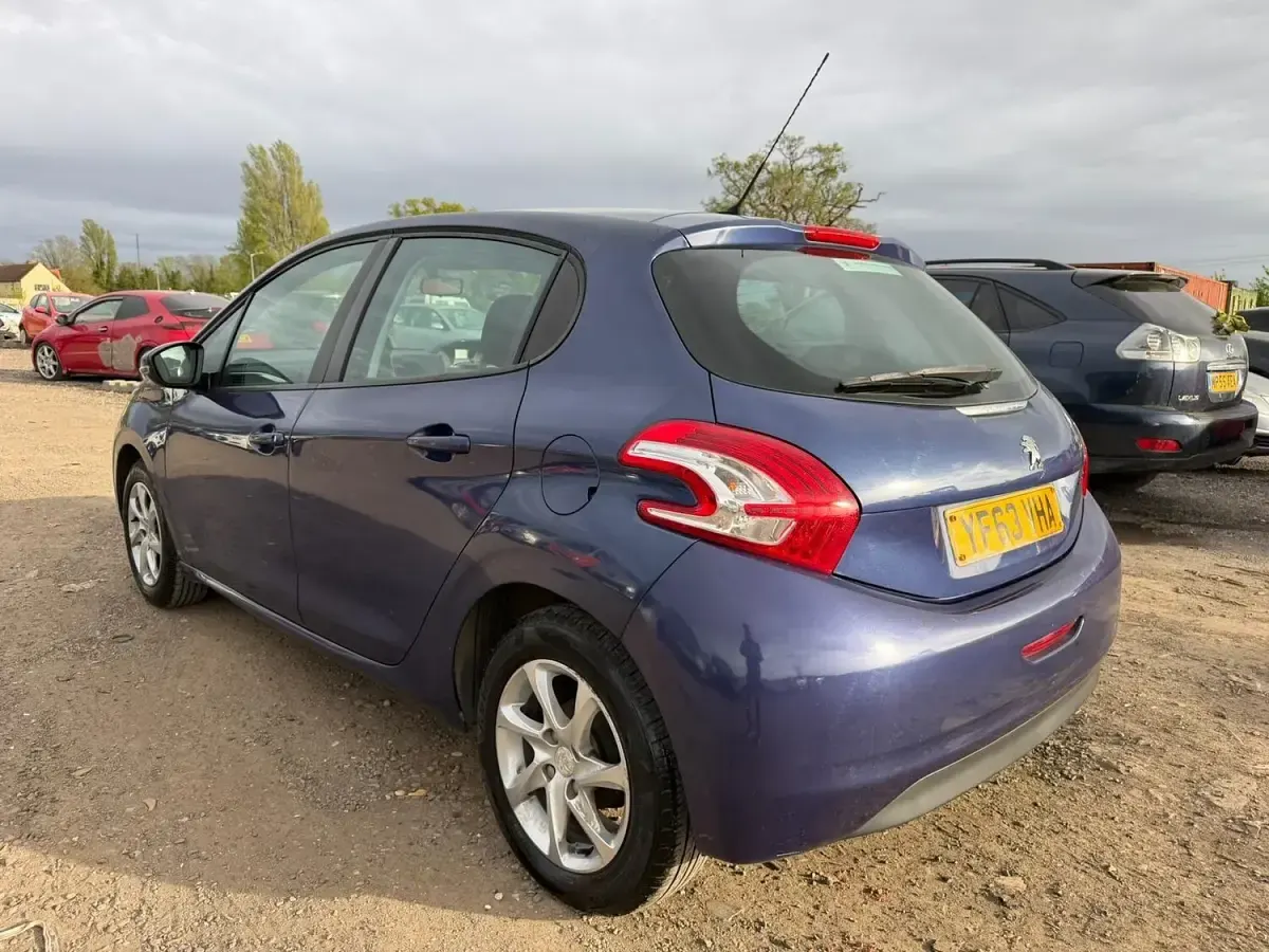 Usado Peugeot 208 Active 82 HP (60 kW) 2013 Azul Citadino