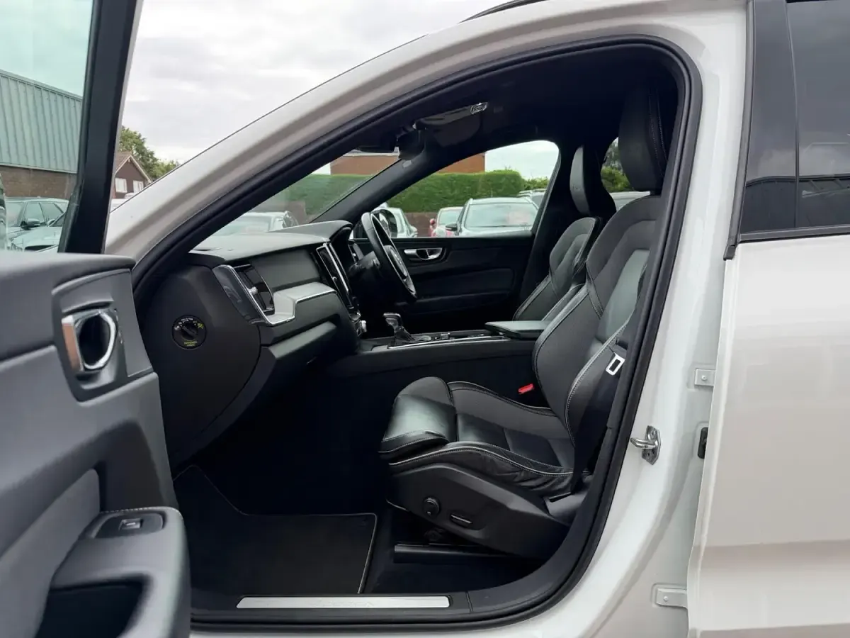 Used Volvo XC60 R-Design 246 HP (180 kW) 2019 White SUV