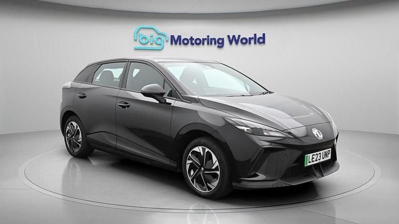 Begagnad MG MG4 EV SE 319 kW (435 HK) 2023 Halvkombi