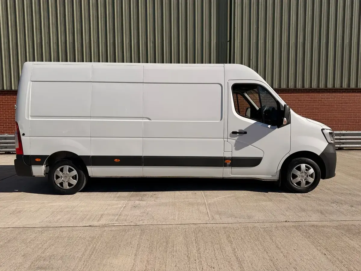 Used Renault Master Business 135 HP (99 kW) 2023 White MPV