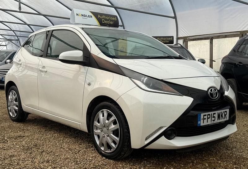 Used Toyota Aygo X-play 69 HP (50 kW) 2015 White Hatchback