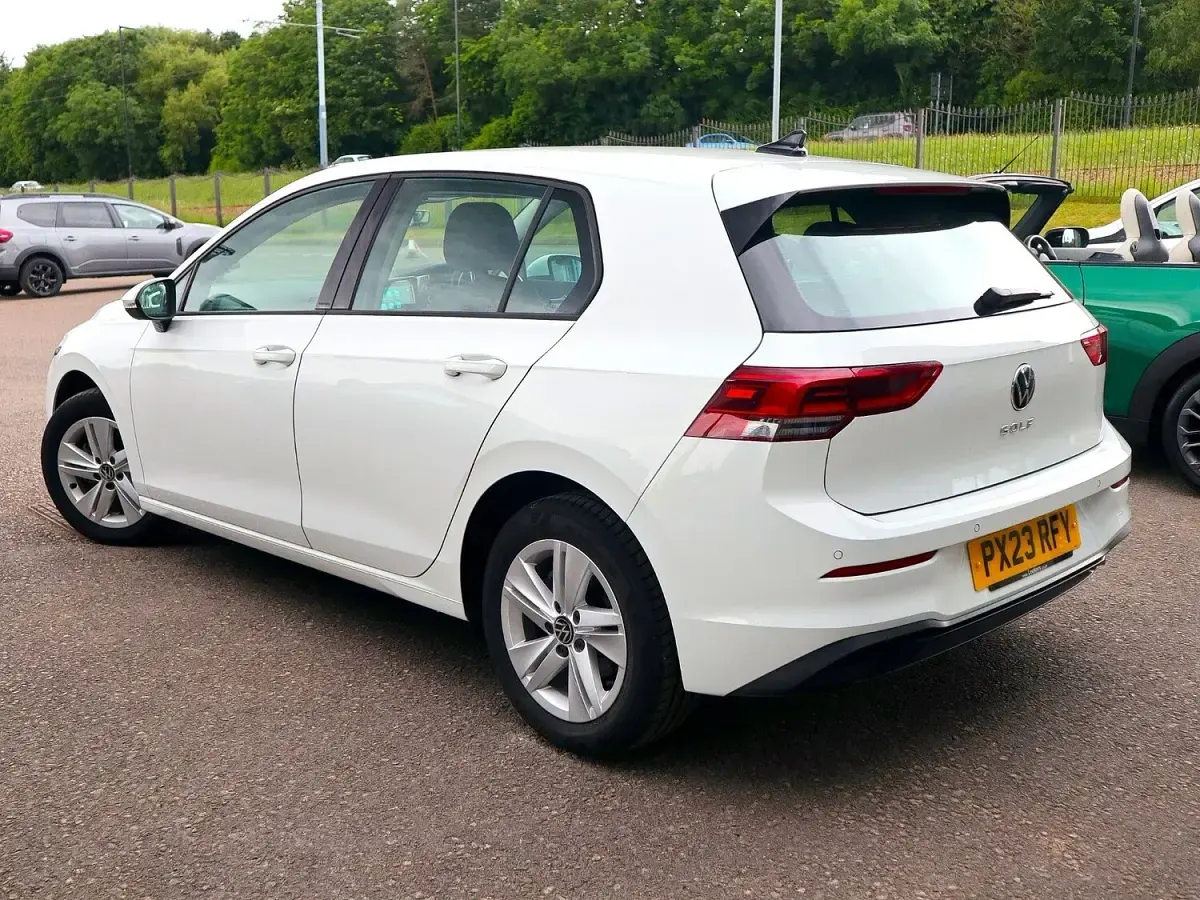 Used VW Golf VIII Life 130 HP (95 kW) 2023 White Hatchback