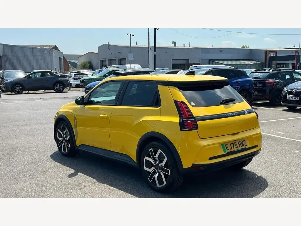 Used Renault R5 Komfort 110 kW (150 HP) 2025 Hatchback