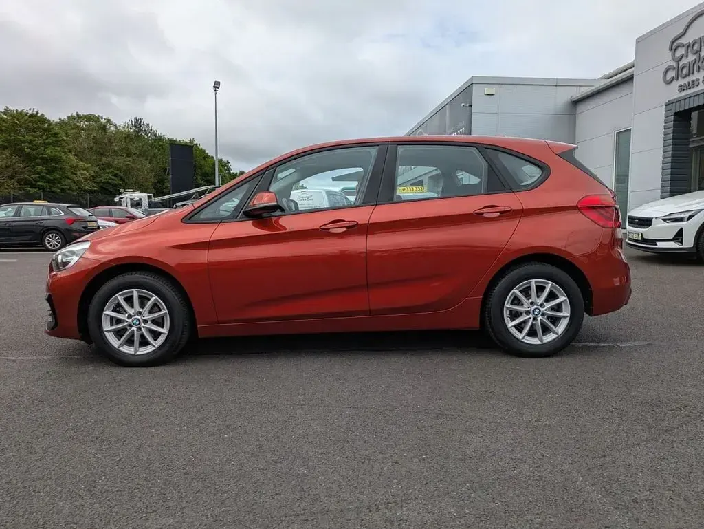 Begagnad BMW 218 Comfort Edition 140 HK (102 kW) 2019 Orange Minibuss
