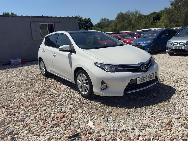 Used Toyota Auris Hybrid 2014 White Hatchback