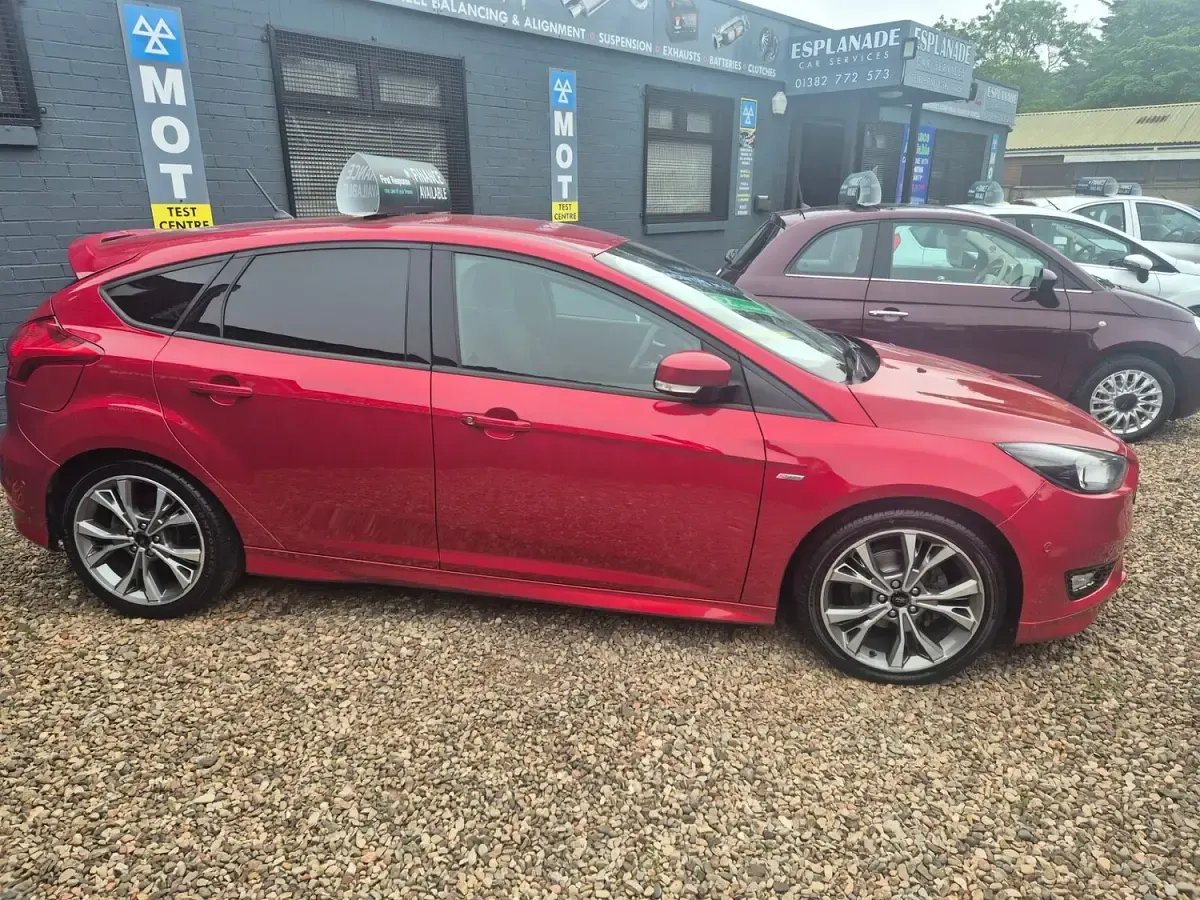 Used Ford Focus ST-Line 120 HP (88 kW) 2017 Red Hatchback