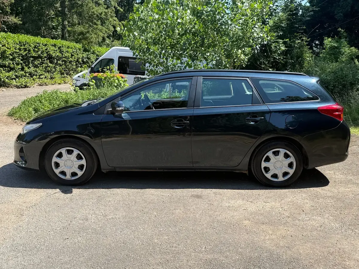 Used Toyota Auris Active 90 HP (66 kW) 2015 Grey Estate