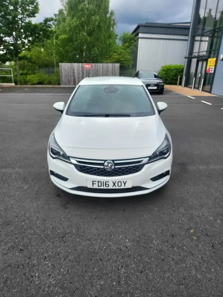 Used Vauxhall Astra SRi 136 HP (100 kW) 2016 White Hatchback