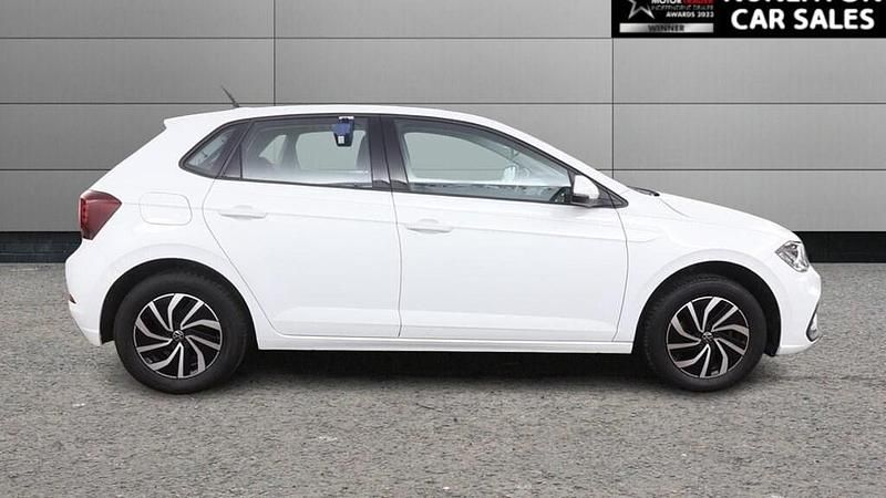 Begagnad VW Polo Life 95 HK (69 kW) 2023 Vit Halvkombi