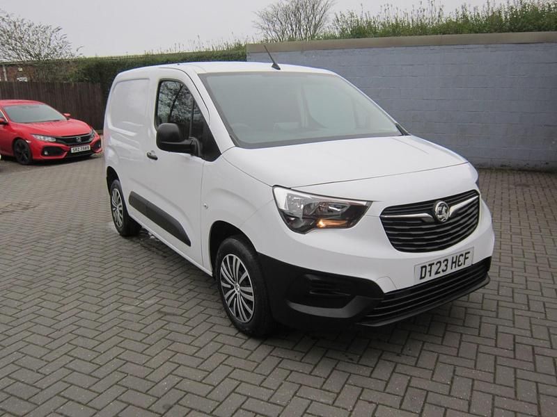 Second-hand Vauxhall Combo 100 CP (73 kW) 2023 Alb Monovolum