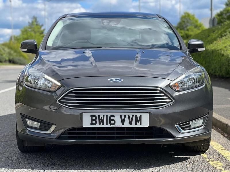 Begagnad Ford Focus Titanium 2016 Grå Halvkombi