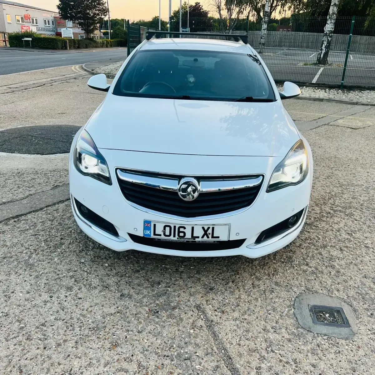 Used Vauxhall Insignia SRi 170 HP (125 kW) 2016 White Estate