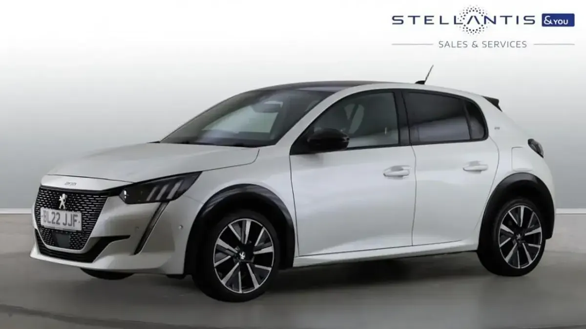 Used Peugeot 208 GT 99 HP (72 kW) 2022 White Hatchback