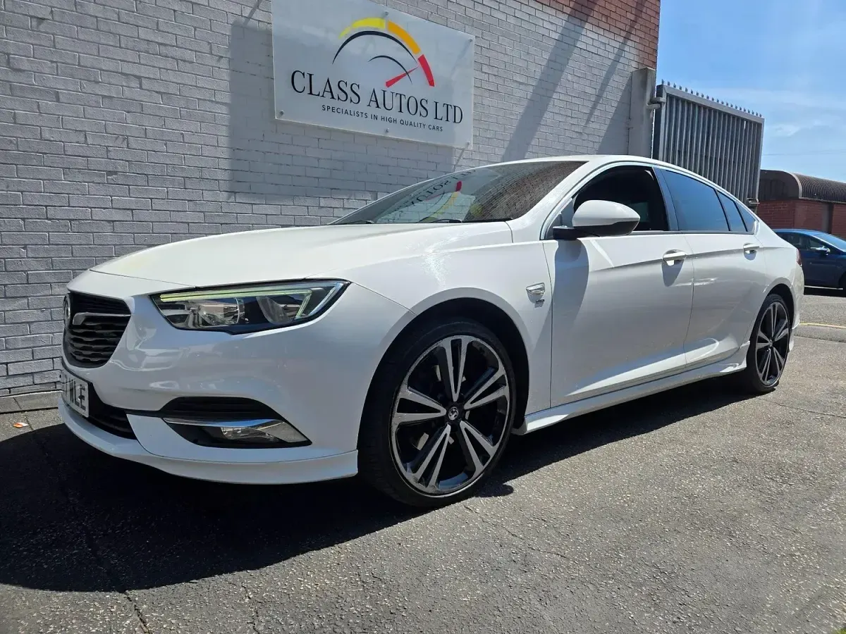 Used Vauxhall Insignia SRi 170 HP (125 kW) 2017 White Hatchback