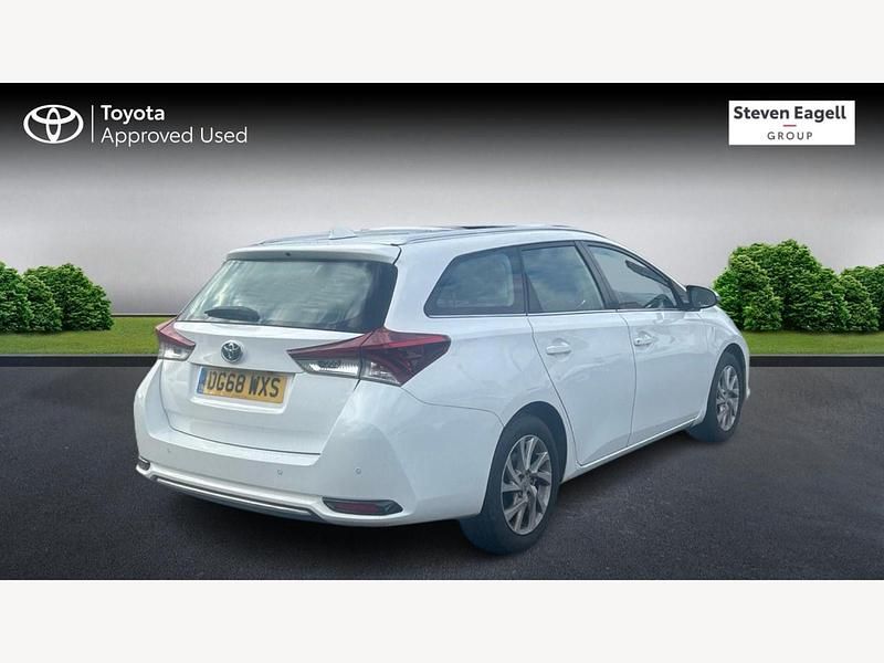 Used Toyota Auris Hybrid 2018 White Estate