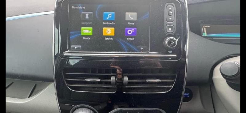 Used Renault Zoe Dynamique 64 kW (88 HP) 2013 White Hatchback