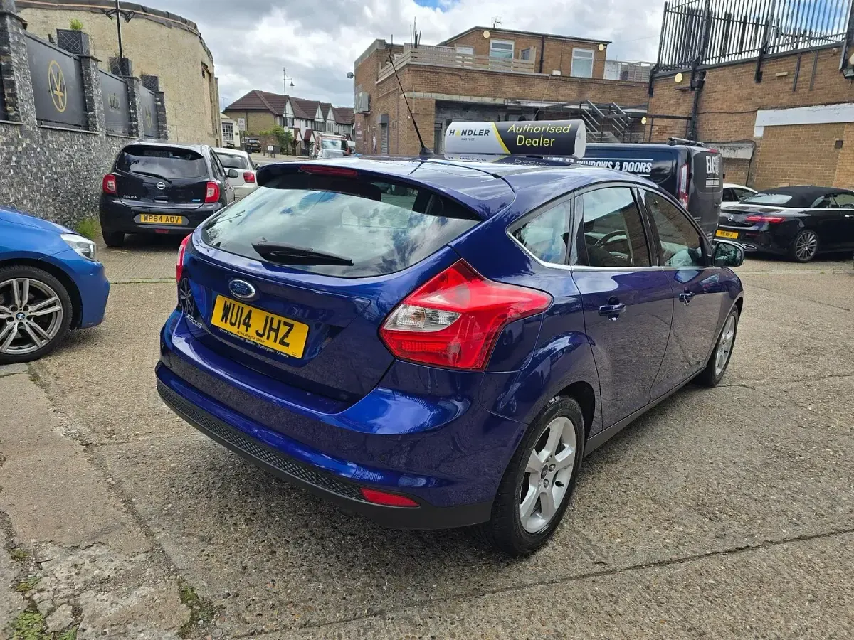 Used Ford Focus Zetec 125 HP (91 kW) 2014 Blue Hatchback