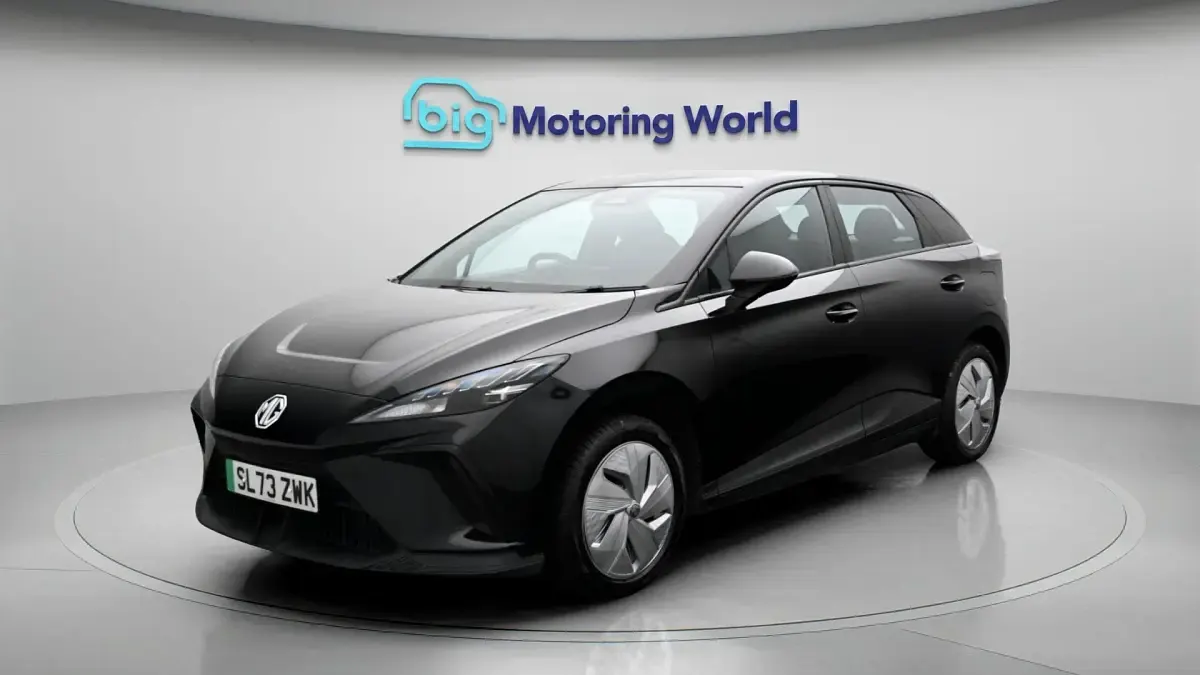 Begagnad MG MG4 EV SE 319 kW (435 HK) 2023 Svart Halvkombi