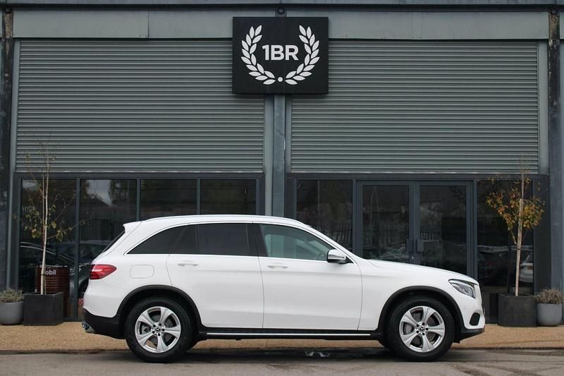 Used Mercedes GLC250 211 HP (155 kW) 2018 White Estate