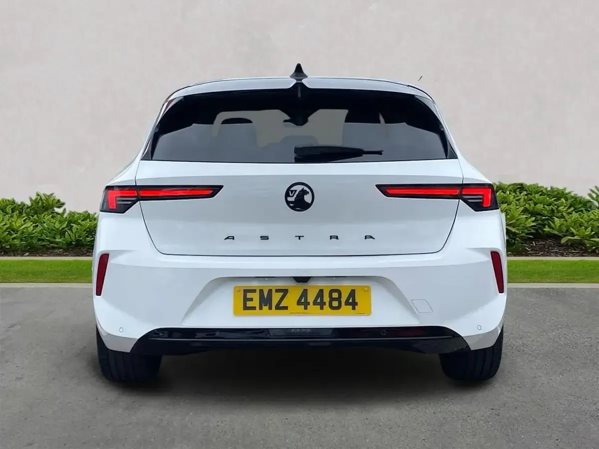 Begagnad Vauxhall Astra S 130 HK (95 kW) 2024 Vit Halvkombi