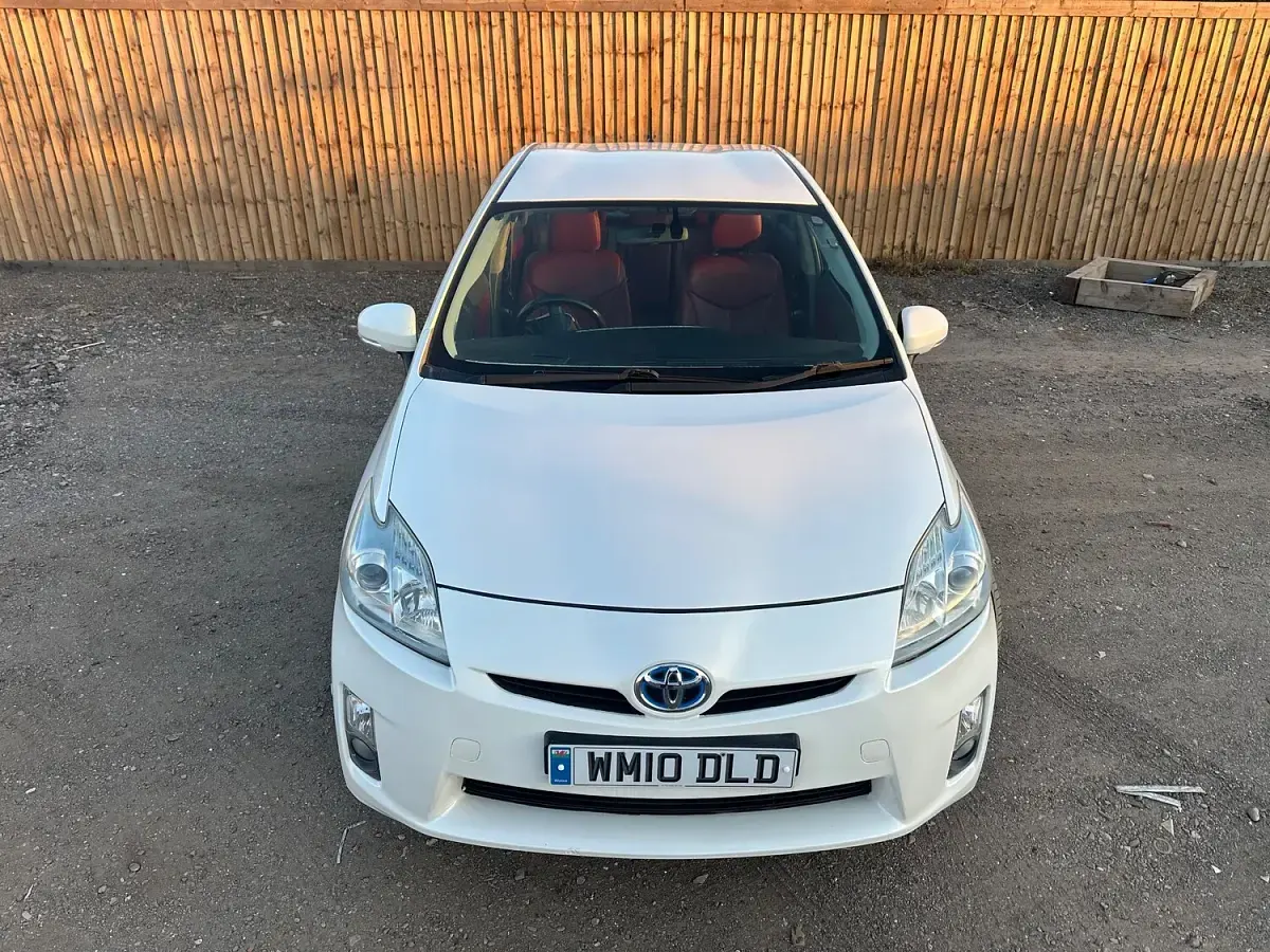 Used Toyota Prius 136 HP (100 kW) 2010 White Hatchback