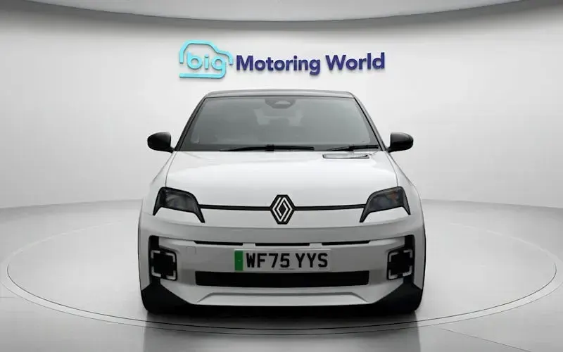Used Renault 5 E-Tech Urban 89 kW (122 HP) 2025 Hatchback