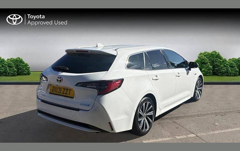 Used Toyota Corolla Design 120 HP (88 kW) 2021 White Estate
