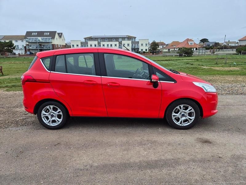 Used Ford B-MAX Zetec 105 HP (77 kW) 2017 Red MPV
