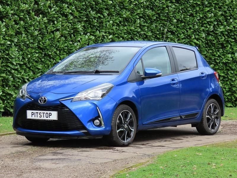 Used Toyota Yaris Design 111 HP (81 kW) 2018 Blue Hatchback