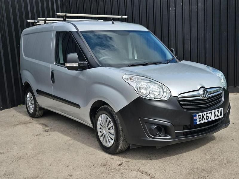 Begagnad Vauxhall Combo S 95 HK (69 kW) 2017 Silver Minibuss
