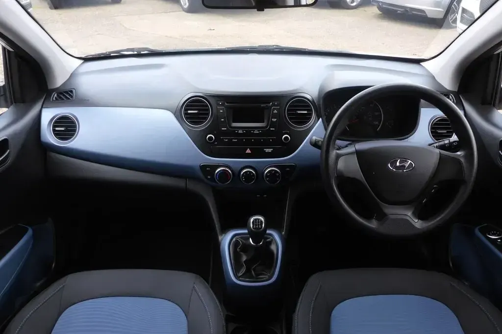 Used Hyundai i10 SE 67 HP (49 kW) 2014 White Hatchback
