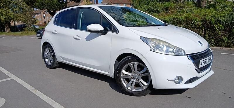 Used Peugeot 208 Allure 82 HP (60 kW) 2014 White Hatchback