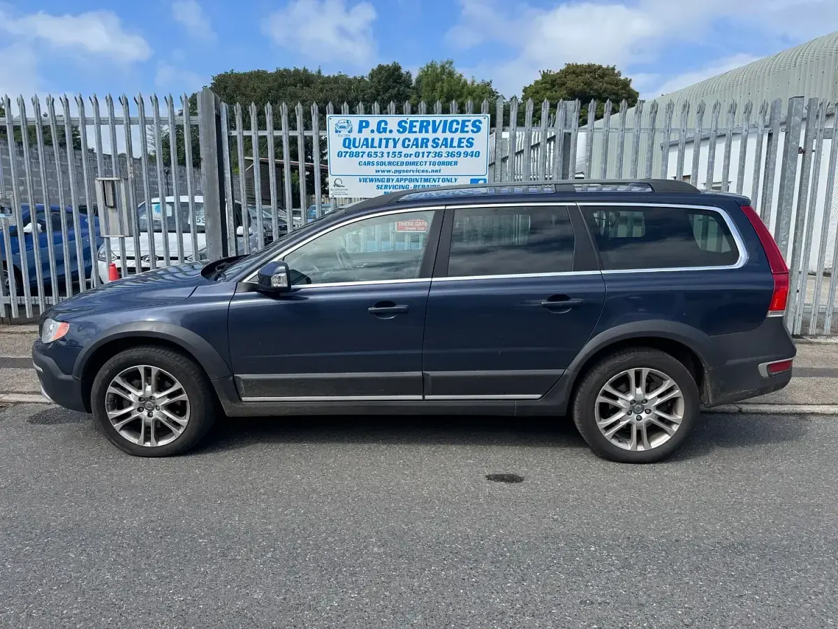 Used Volvo XC70 SE Lux 215 HP (158 kW) 2014 Blue Estate