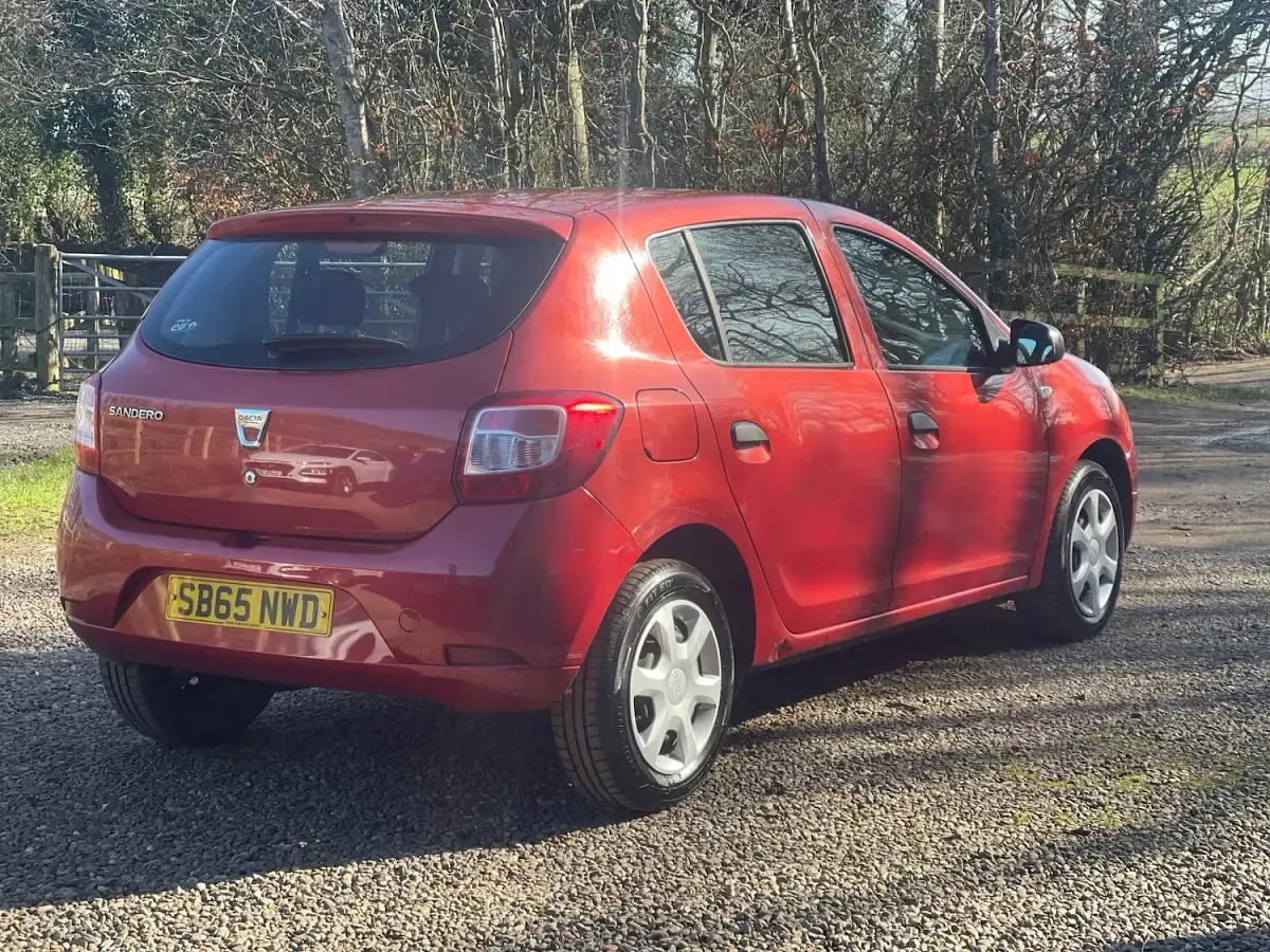 Used Dacia Sandero Ambiance 90 HP (66 kW) 2015 Red Hatchback
