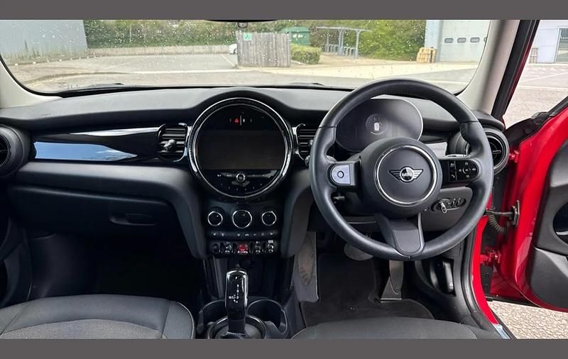 Usado Mini Cooper Classic 134 CV (98 kW) 2023 Rojo Utilitario