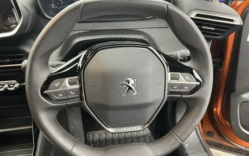 Used Peugeot e-2008 Active+ 100 kW (136 HP) 2023 Orange SUV