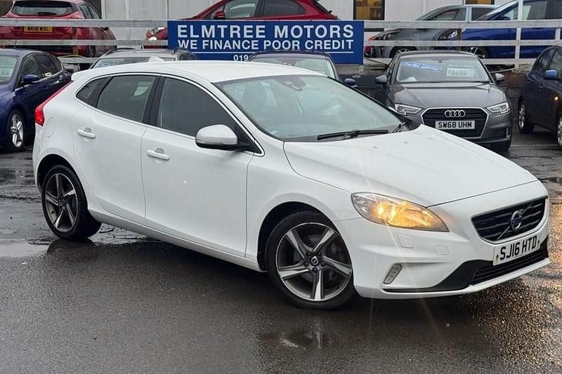 Used Volvo V40 R-Design 120 HP (88 kW) 2016 White Hatchback