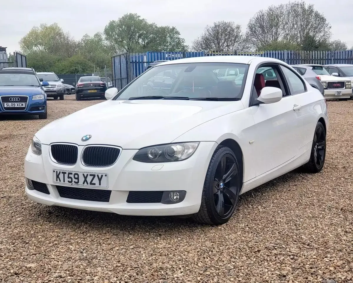 Used BMW 320 167 HP (122 kW) 2010 White Coupe