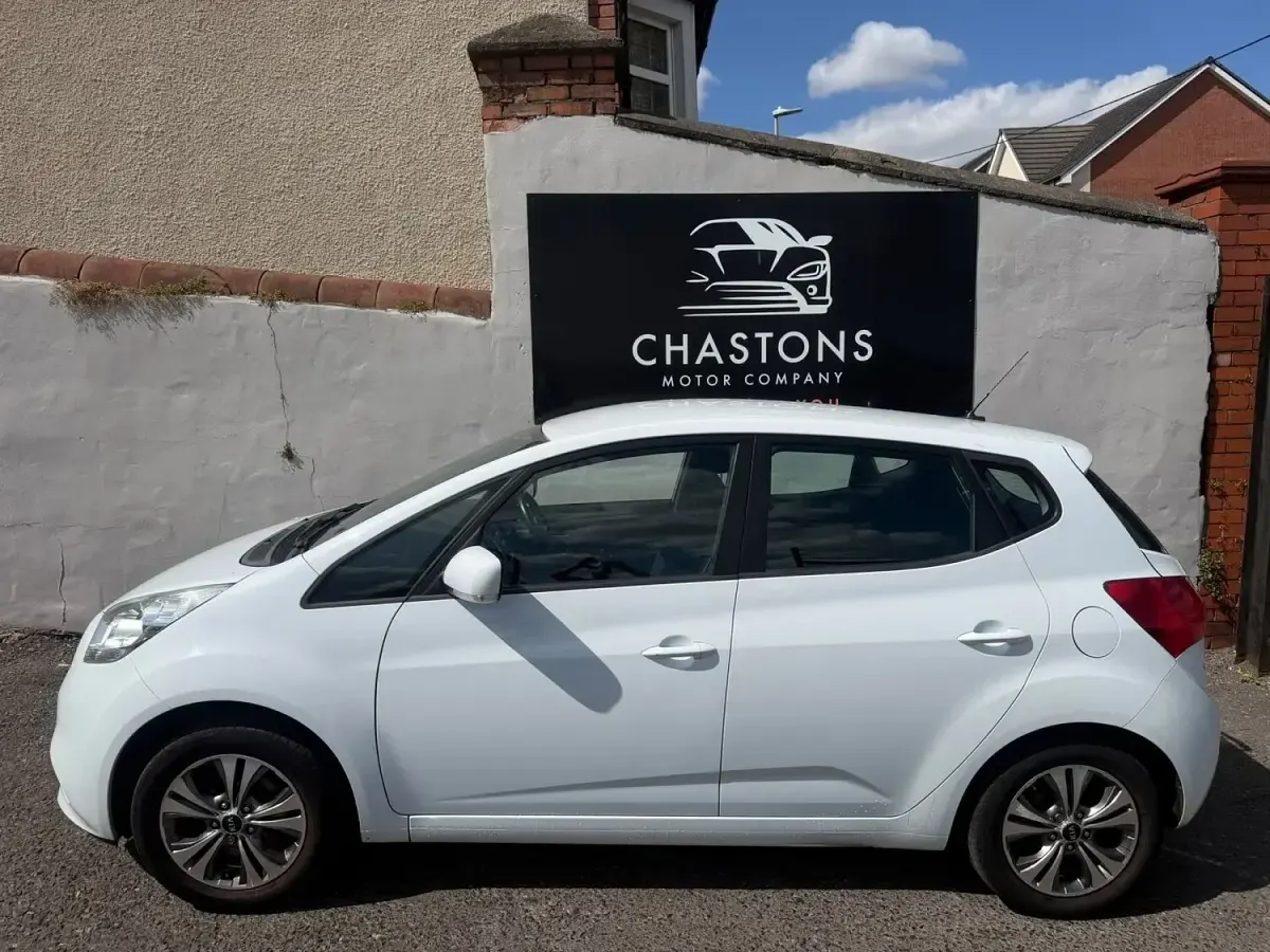 Used Kia Venga 125 HP (91 kW) 2015 White Hatchback