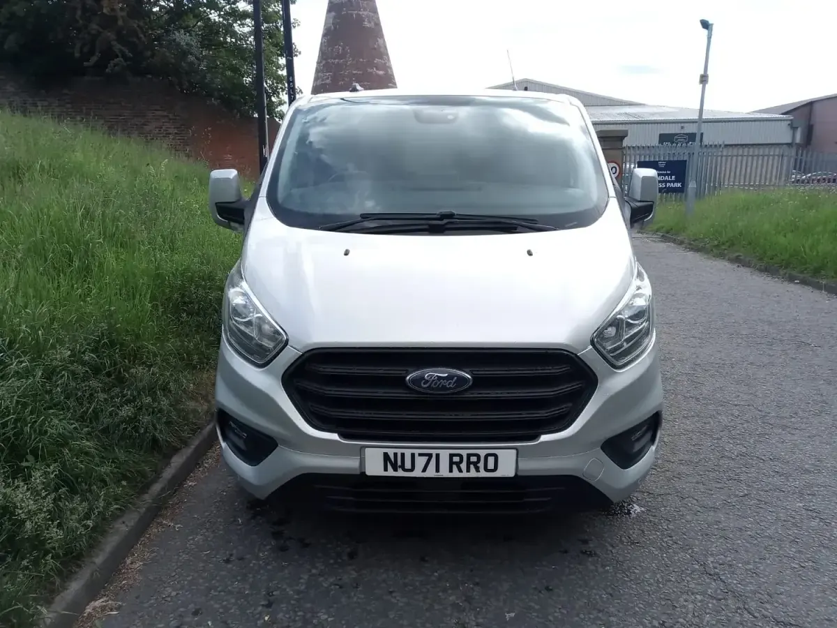 Usado Ford Transit Custom Trend 105 CV (77 kW) 2022 Plateado Van