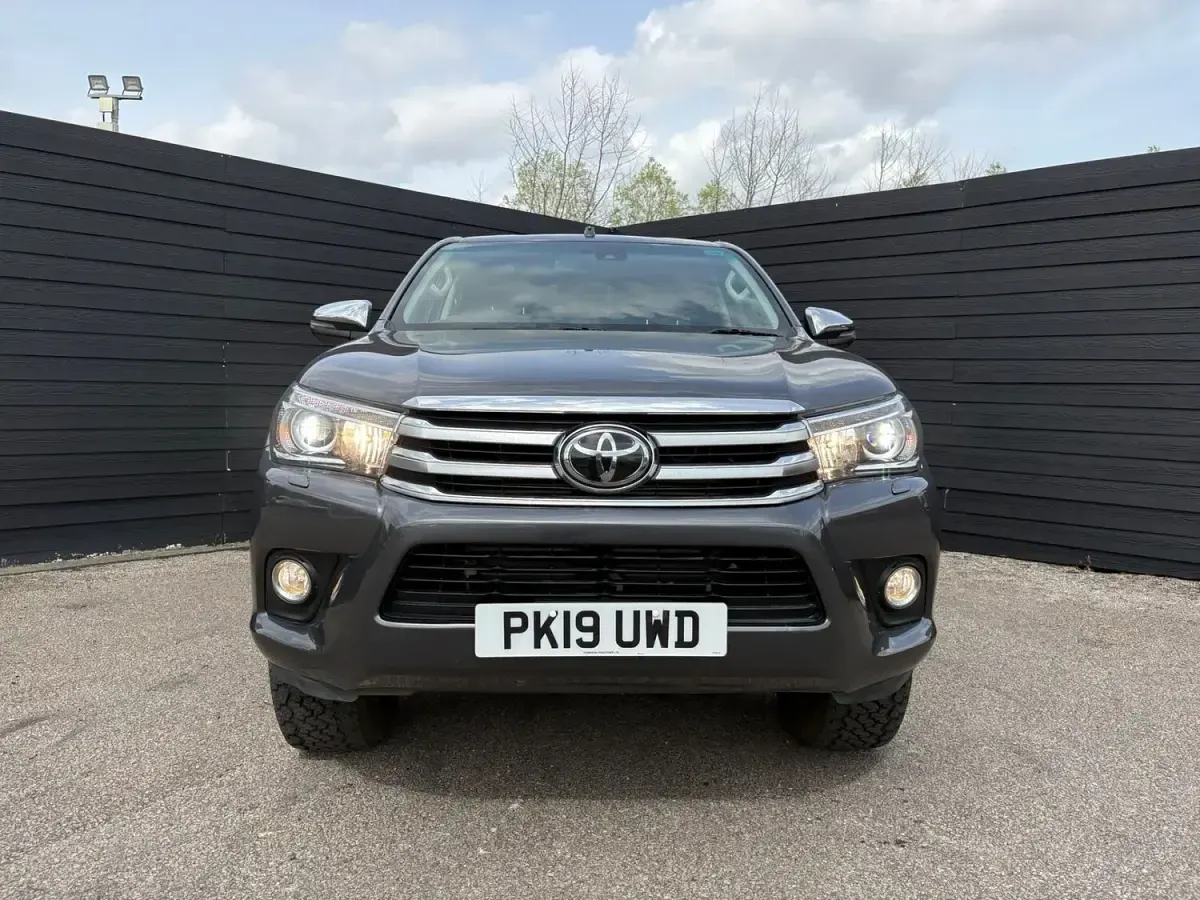 Used Toyota HiLux 150 HP (110 kW) 2019 Grey Pickup