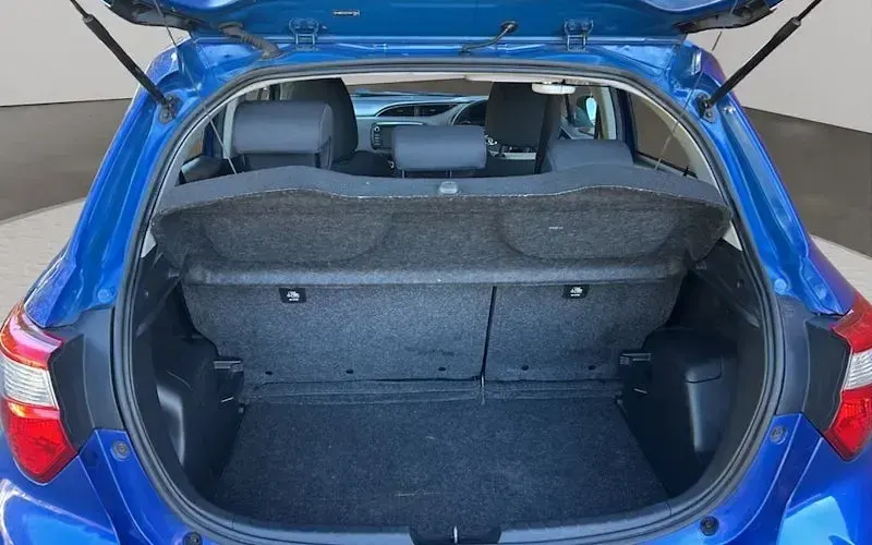Used Toyota Yaris 101 HP (74 kW) 2018 Blue Hatchback