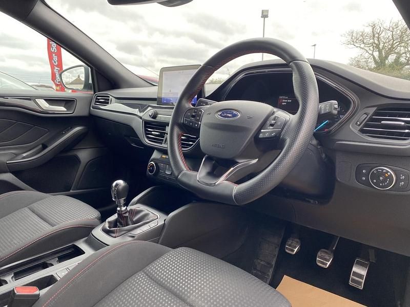 Used Ford Focus ST-Line 125 HP (91 kW) 2021 White Hatchback