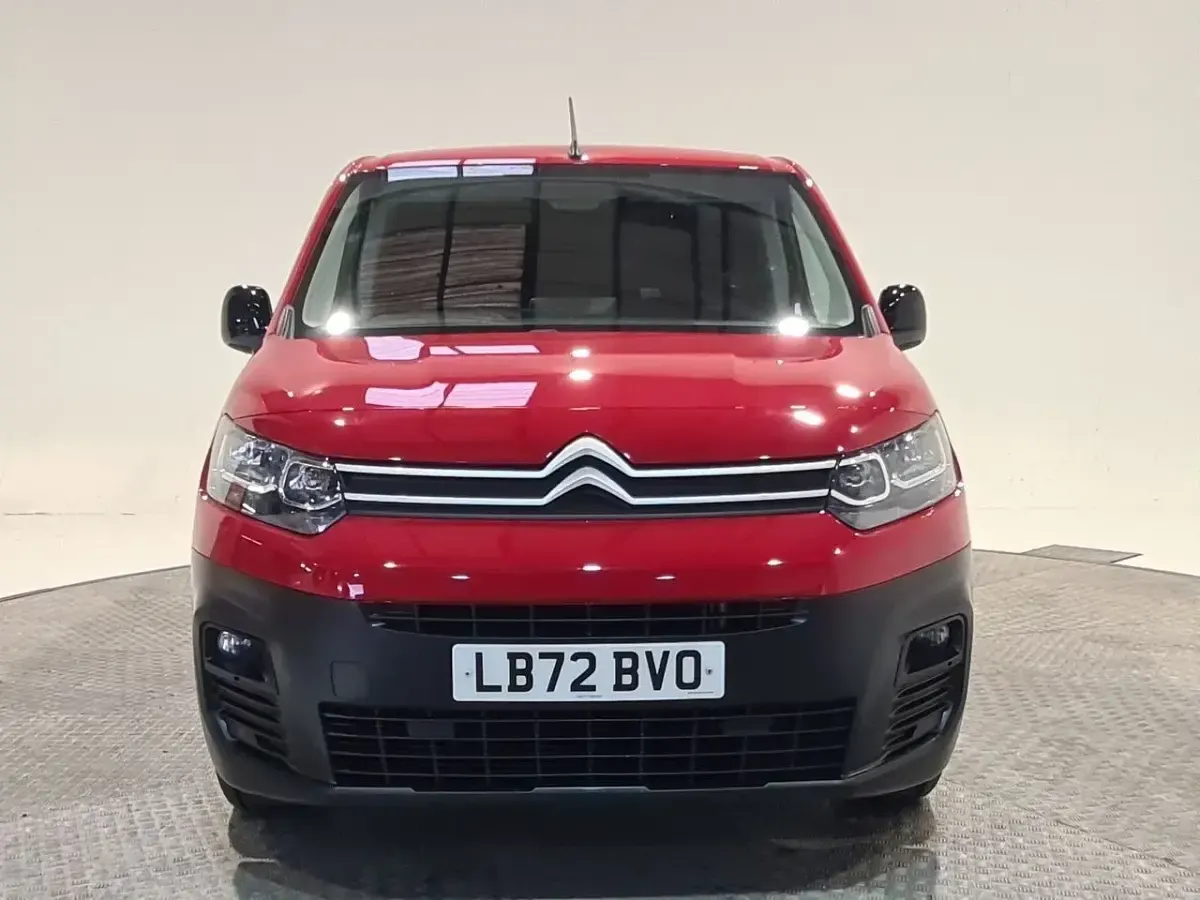 Begagnad Citroën Berlingo PureTech 110 HK (80 kW) 2023 Röd Minibuss
