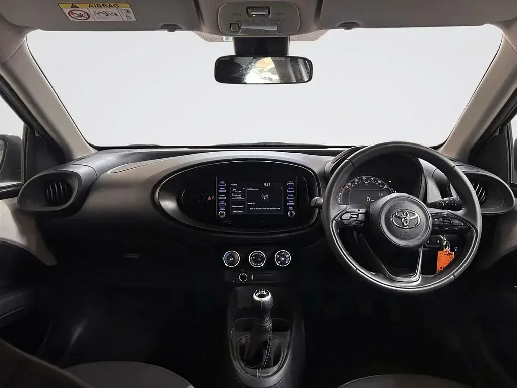 Used Toyota Aygo X PURE 72 HP (52 kW) 2023 White SUV