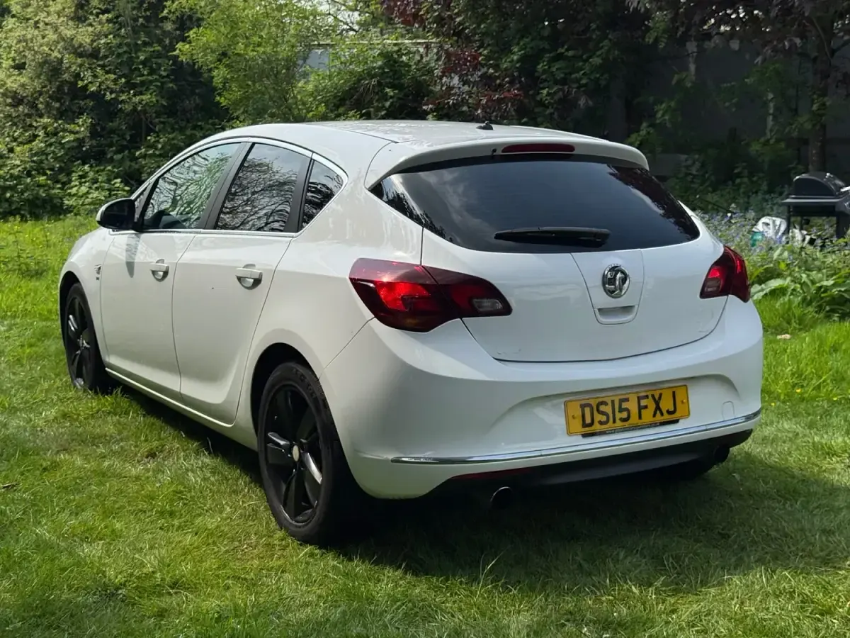 Used Vauxhall Astra SRi 140 HP (102 kW) 2015 White Hatchback