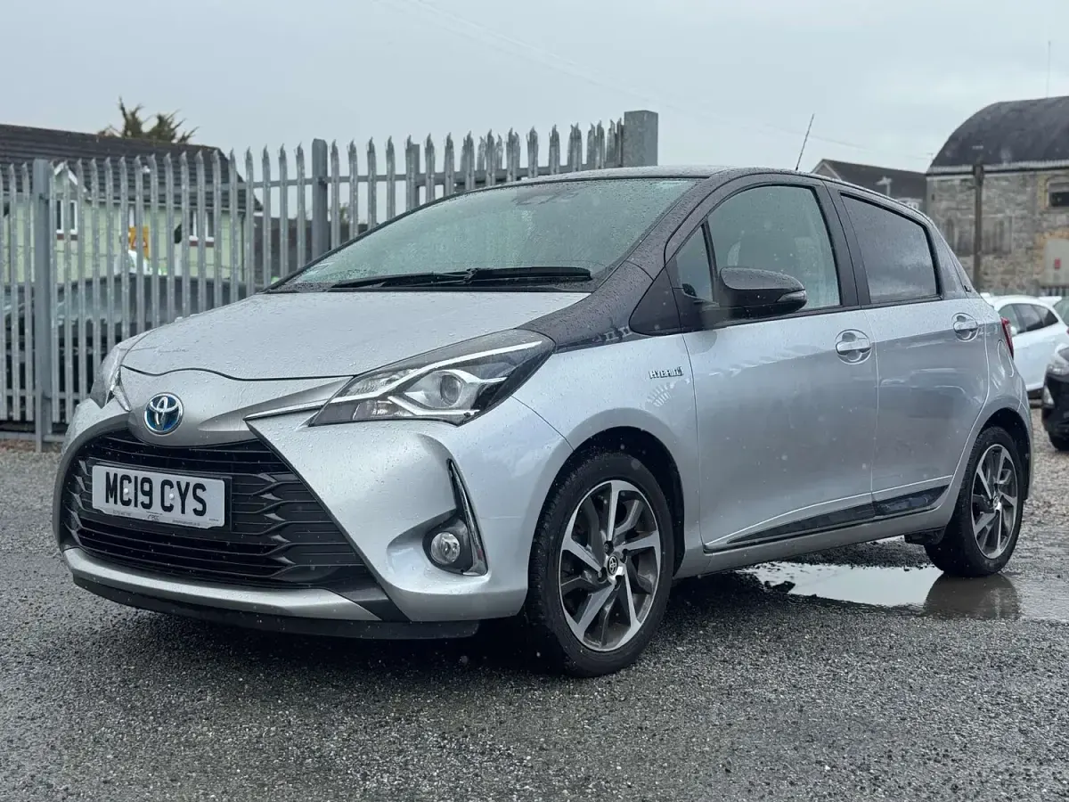 Used Toyota Yaris Hybrid 100 HP (73 kW) 2019 Silver Hatchback