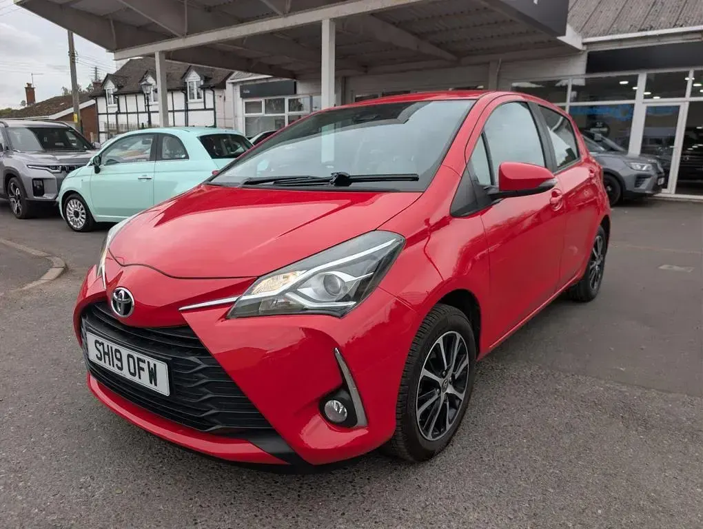 Used Toyota Yaris 107 HP (78 kW) 2019 Red Hatchback