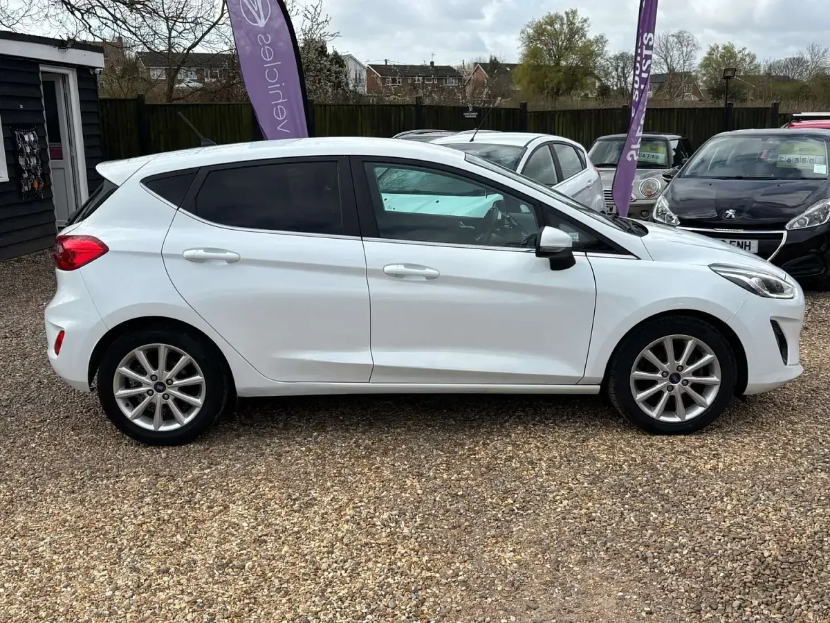 Used Ford Fiesta Titanium 125 HP (91 kW) 2018 White Hatchback