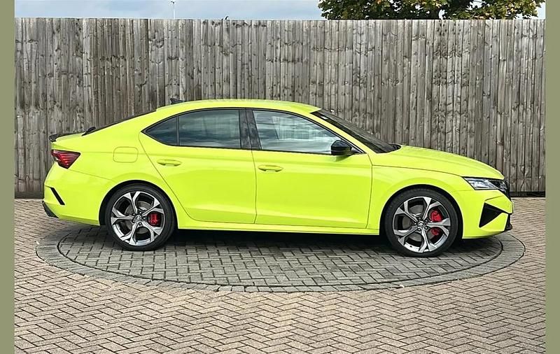Used Skoda Octavia vRS 261 HP (191 kW) 2025 Green Hatchback